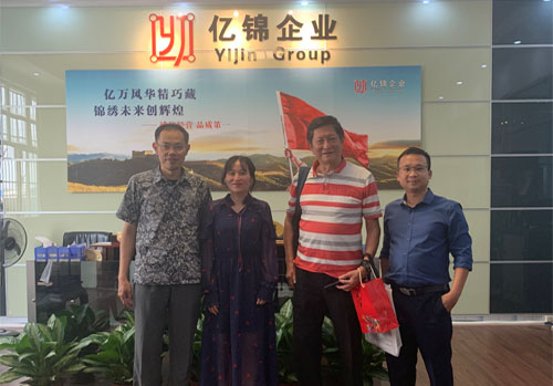 海南海口車(chē)展篷房搭建與客戶(hù)合影
