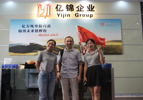 東莞五金模具展覽會(huì )篷房搭建與客戶(hù)合影