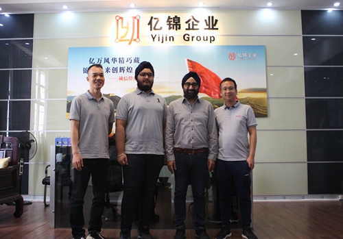 南非東倫敦大型戶(hù)外派對篷房搭建與客戶(hù)合影